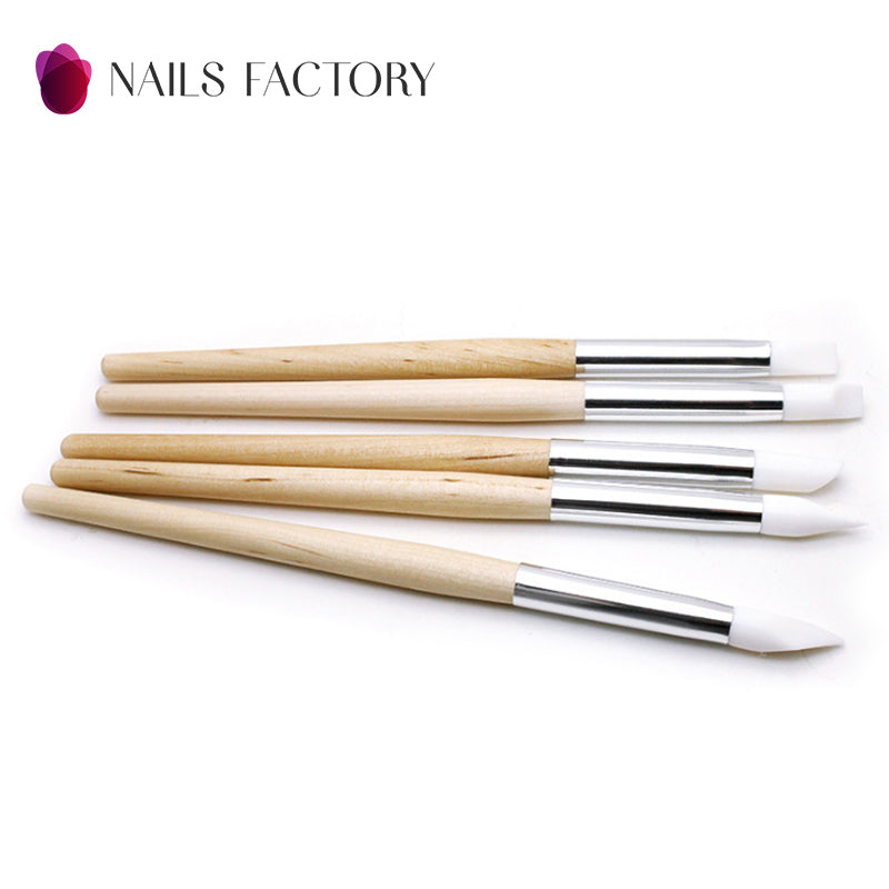 Fünf Silikonpinsel im Set mit großen Köpfen und Holzgriffen von Nails Factory, ideal für kreative Bastelarbeiten.
