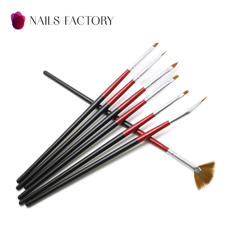 Sieben Nail Art Pinsel im Set von Nails Factory in Schwarz und Rot, ideal für kreative Nageldesigns.