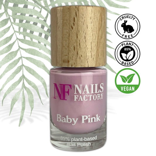 Grüner, pflanzenbasierter Nagellack von Nails Factory in Baby Pink, zeigt die farbige, gepflegte Nageloberfläche.