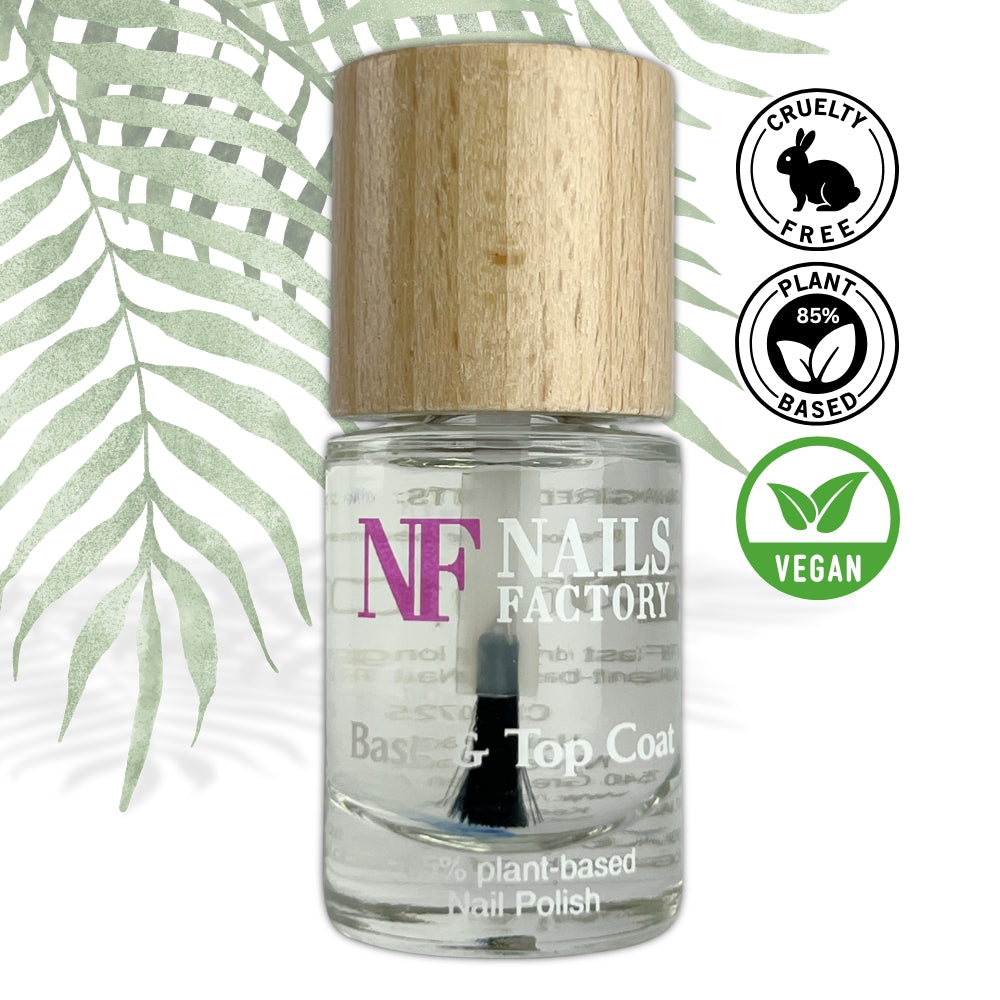 Grüne, pflanzenbasierte Nagellack-Base und Top Coat von Nails Factory, zeigt die lackierten Nägel mit glänzendem Finish.