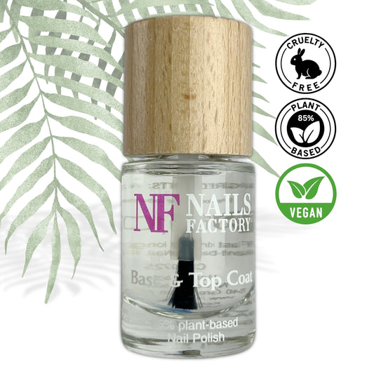 Grüne, pflanzenbasierte Nagellack-Base und Top Coat von Nails Factory, zeigt die lackierten Nägel mit glänzendem Finish.