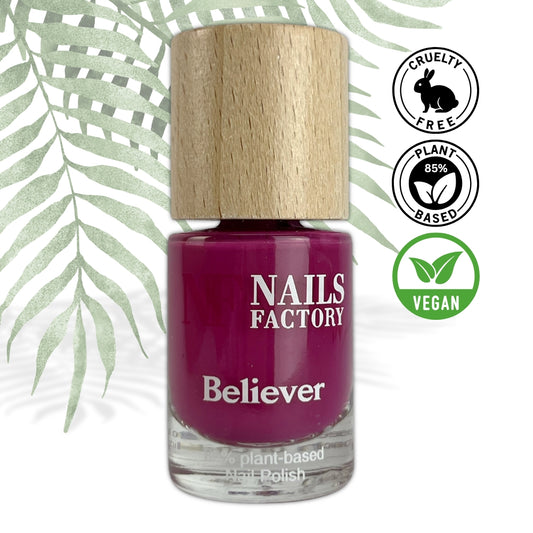 Grüner, pflanzenbasierter Nagellack von Nails Factory, nachhaltiges Nagelprodukt mit umweltfreundlicher Formel.