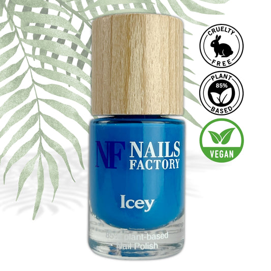 Grüner, pflanzenbasierter Nagellack Icey von Nails Factory, zeigt einen glänzenden, natürlichen Nagellack in einem Glasfläschchen.