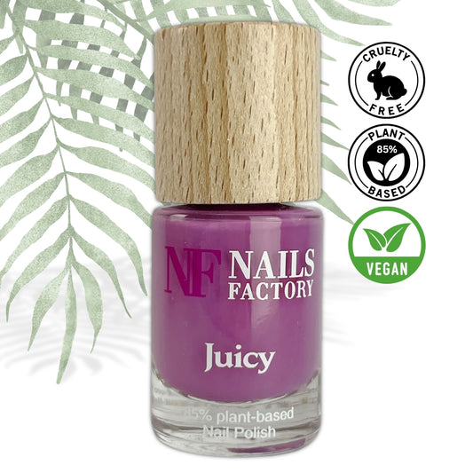 Grüner, pflanzenbasierter Nagellack Juicy von Nails Factory, Nahaufnahme des Nagellacks in Flasche