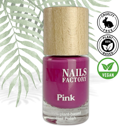 Grüner, pflanzenbasierter Nagellack in Pink von Nails Factory, flasche mit rosa Nagellack und grüner Verpackung sichtbar