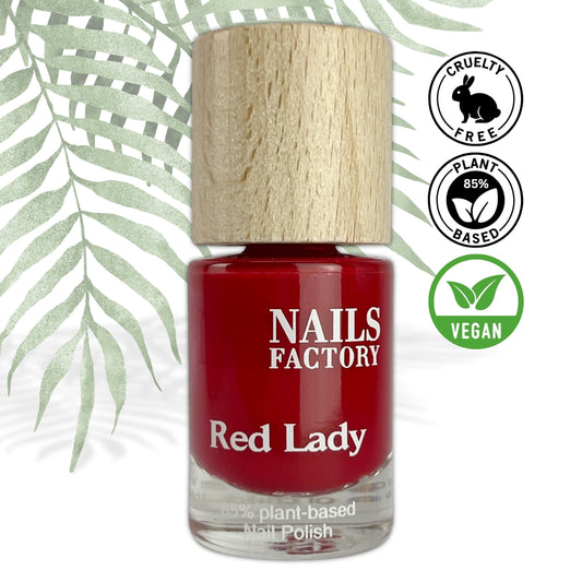 Grüner pflanzenbasierter Nagellack Red Lady von Nails Factory, geöffneter Flakon mit lackiertem Nagel.