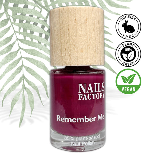Grüner pflanzenbasierter Nagellack Remember Me von Nails Factory auf einem Nagel. Nachhaltiges Nageldesign in Grün.
