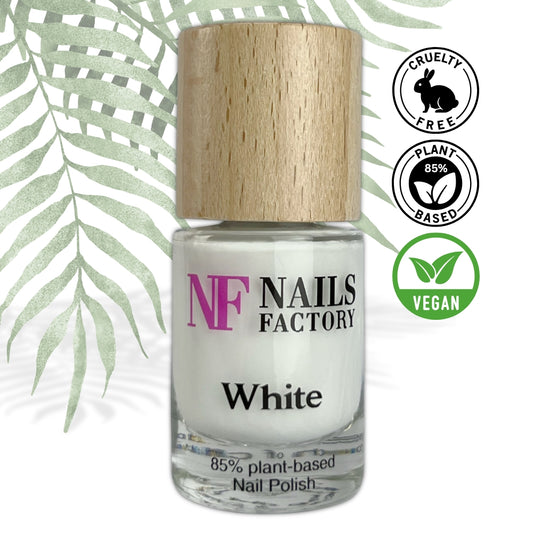 Grüner pflanzenbasierter Nagellack von Nails Factory in Weiß, Nahaufnahme des Fläschchens auf weißem Hintergrund